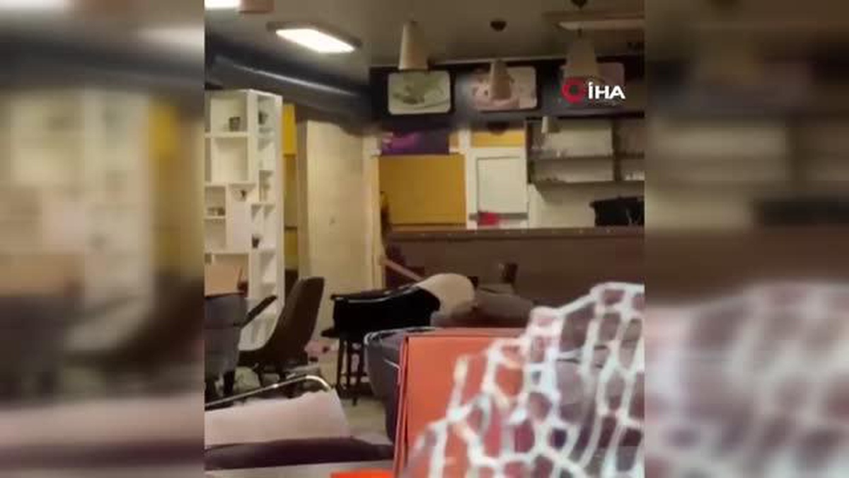 Yabancı uyruklu kadın eski çalıştığı kafeyi bastı ortalığı birbirine kattı