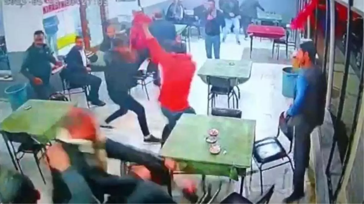 Seçim çalışması yapan Yeşil Sol Parti'ye 25 kişilik grup saldırdı! 4 yaralı hastaneye kaldırıldı