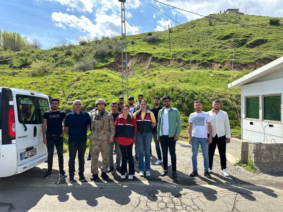 Bingöl Jandarma Komutanlığı, vatandaşlara KADES uygulamasını tanıttı