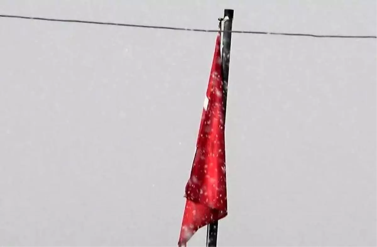 Ardahan\'ın Göle ilçesinde Mayıs ayında kar yağışı