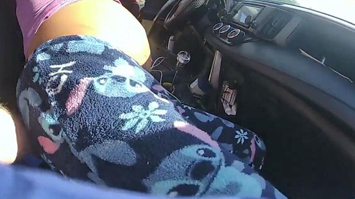 ABD\'de bir polisin, hamile kadına otomobilde doğum yaptırdığı anlar kamerada!