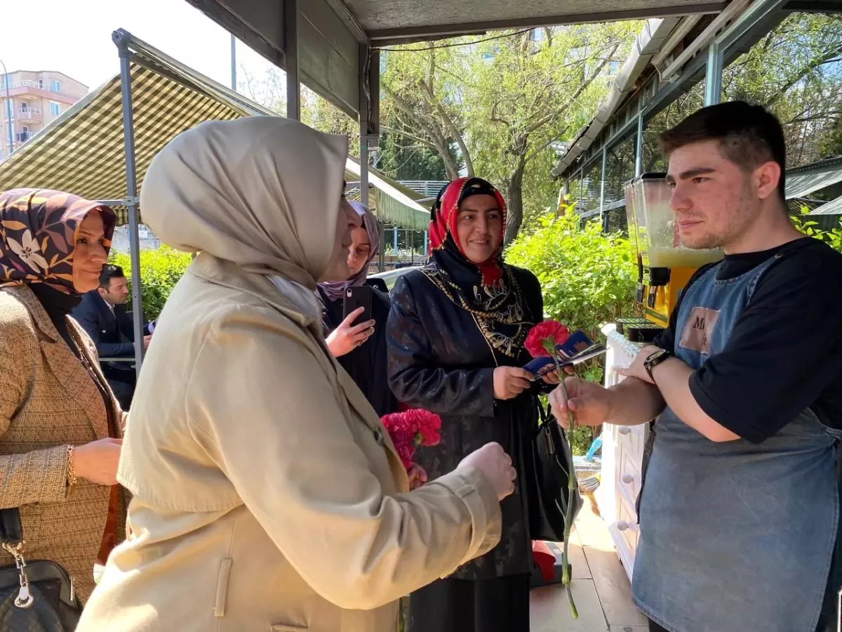 AK Parti Vekil Adayı Tuğba Işık Ercan, Sancaktepe\'de karanfil dağıttı