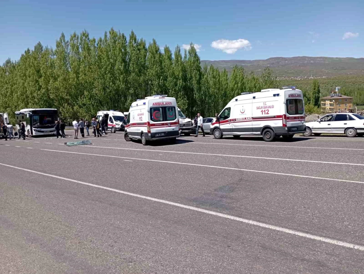 Bingöl\'de Özel Halk Otobüsü ve Minibüs Çarpıştı: 14 Yaralı