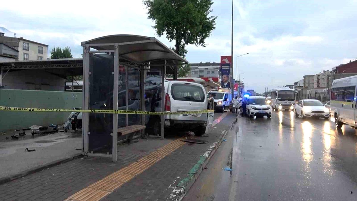 Bursa\'da Kaza: 2 Genç Hayatını Kaybetti