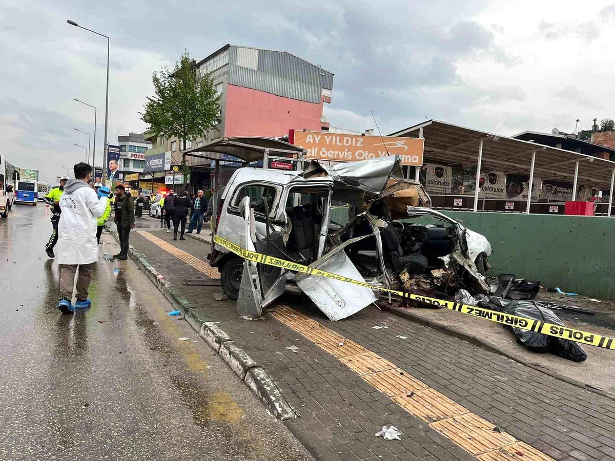 Bursa\'da Yağışlı Havada Meydana Gelen Trafik Kazasında 2 Kişi Hayatını Kaybetti