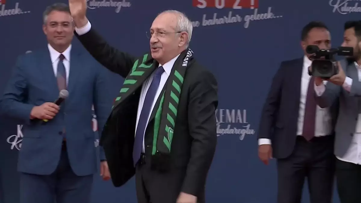 Cumhurbaşkanı Adayı Kılıçdaroğlu: "Polis Kardeşlerime de Sözüm Var. 100 Bin Güvenlik Görevlisi Alacağız, Polisler 8 Saat Görev Yapacaklar ve Evlerine...