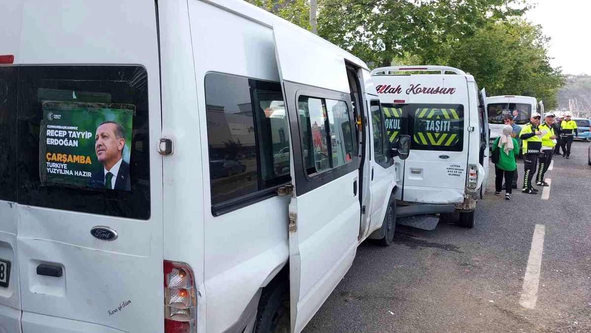 Samsun\'da Cumhurbaşkanı Erdoğan\'ın mitingine giden minibüslerin karıştığı kaza: 4 yaralı