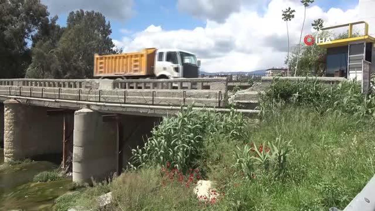 Depremde 200 yıllık tarihi köprü ayakta kaldı