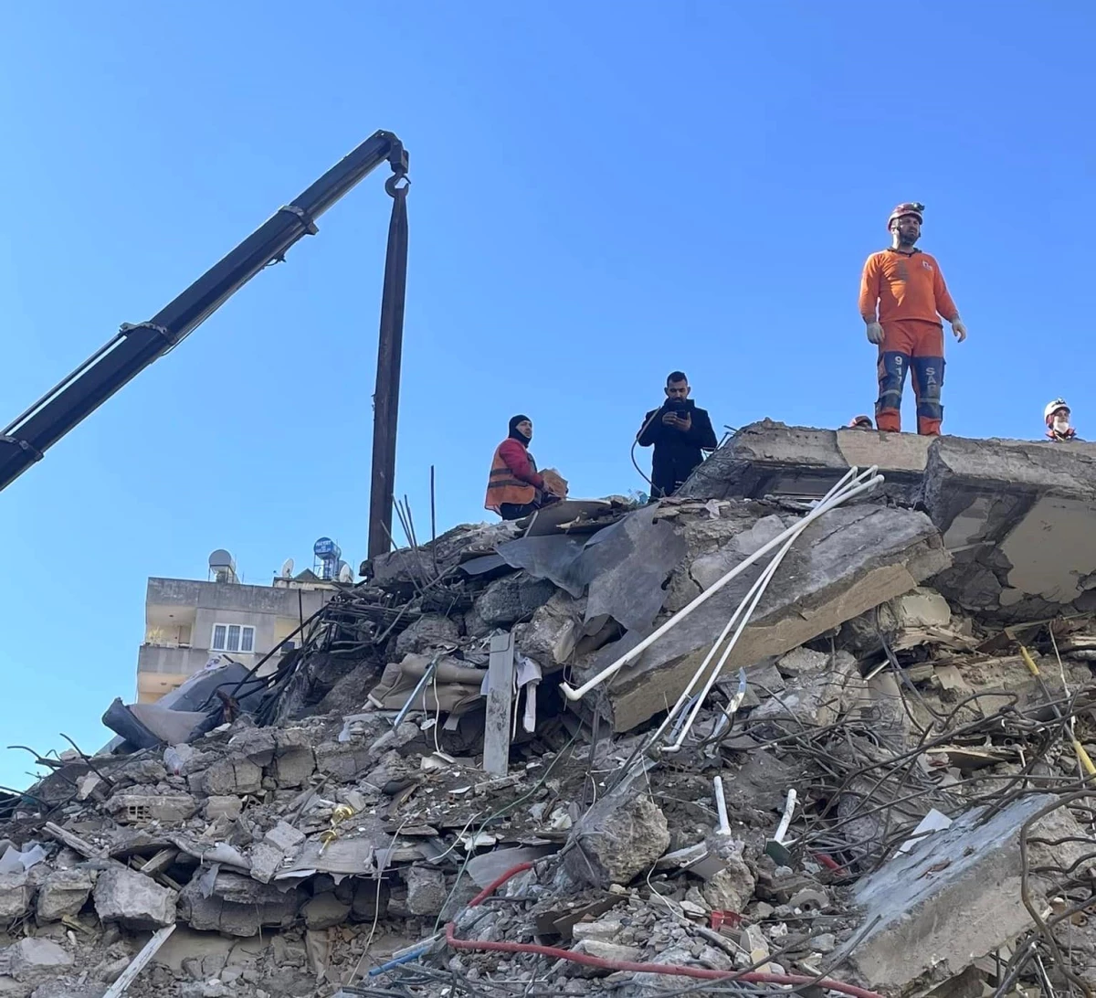 Depremde yaralanan memur hayatını kaybetti