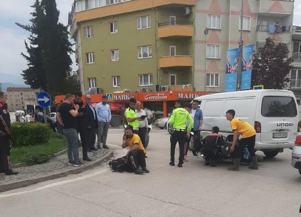 Bursa'da Polis Motosikleti Minibüse Çarptı: 1 Yaralı