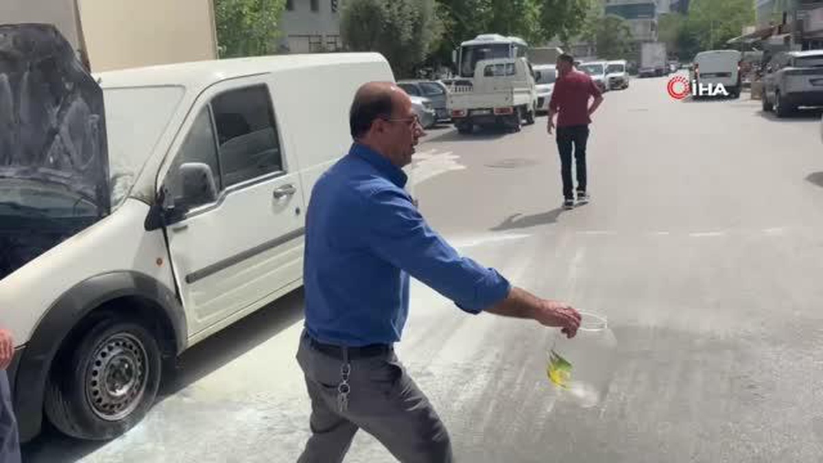 Emanet aldığı hafif ticari araç yandı, vatandaşlar çeşme hortumuyla müdahale etti