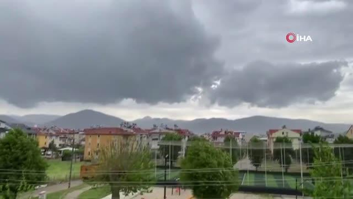 Fırtınaya yakalanan paraşütçüler zor anlar yaşadı