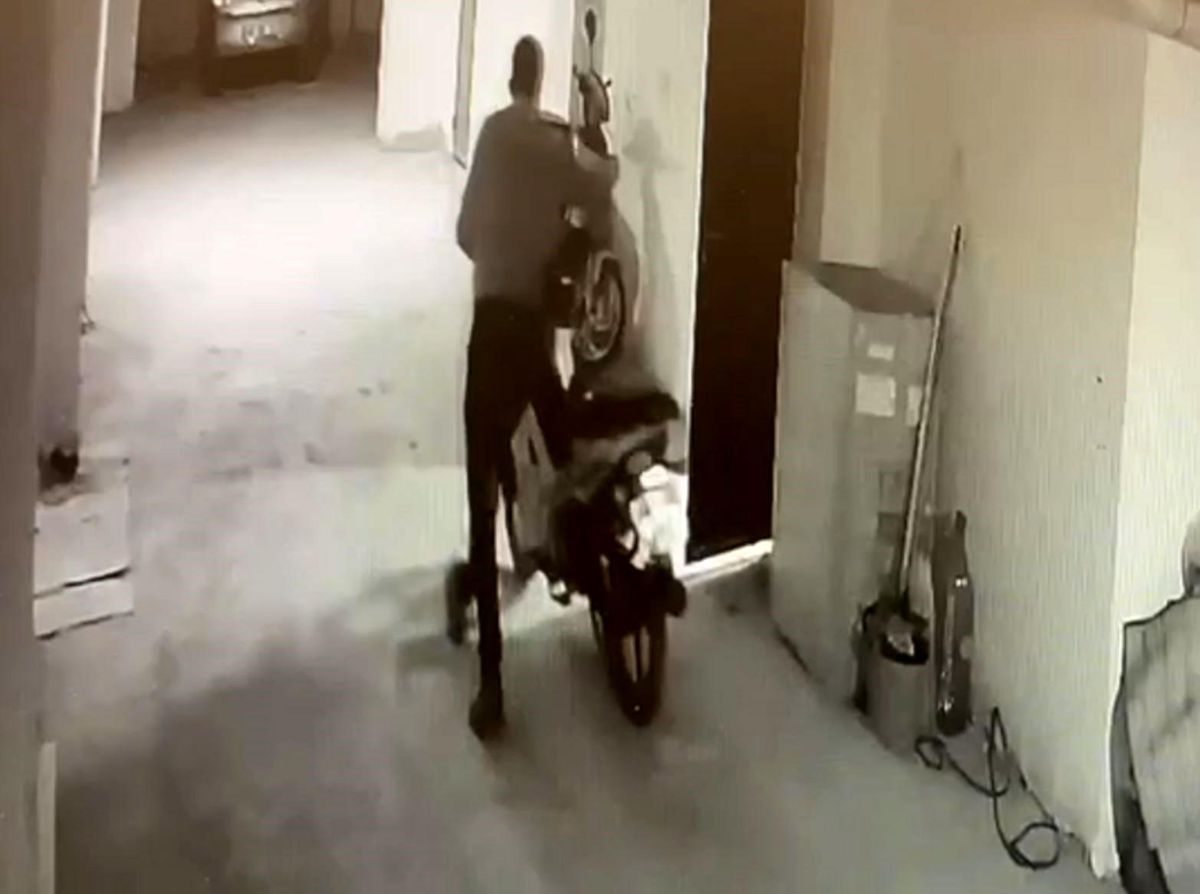 Aksaray\'da Motosiklet Hırsızı Güvenlik Kamerasına Yakalandı