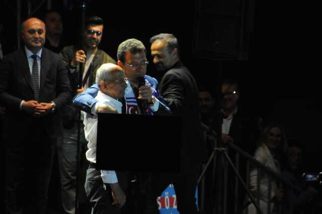 İmamoğlu, Kılıçdaroğlu'na tıpatıp benzeyen adamı görünce sahneye çıkardı: Görünce korktum