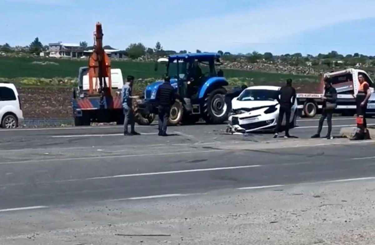 Siverek\'te iş makinesi ile otomobil çarpıştı: 4 yaralı