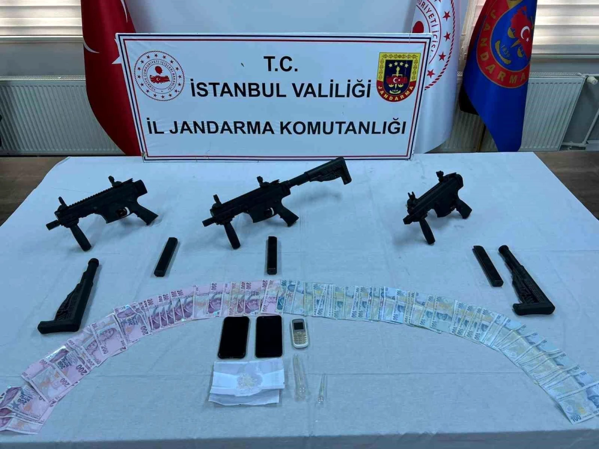 İstanbul\'da yapılan operasyonda yasadışı silah ticareti yapan 4 kişi yakalandı
