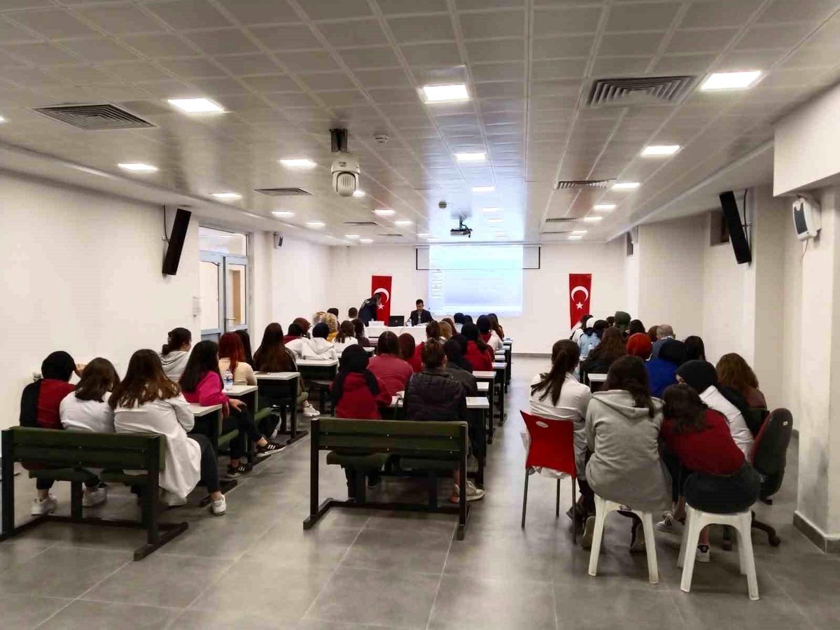 Kütahya\'da Devlet Hatun Mesleki ve Teknik Lisesi\'nde dolandırıcılık semineri düzenlendi