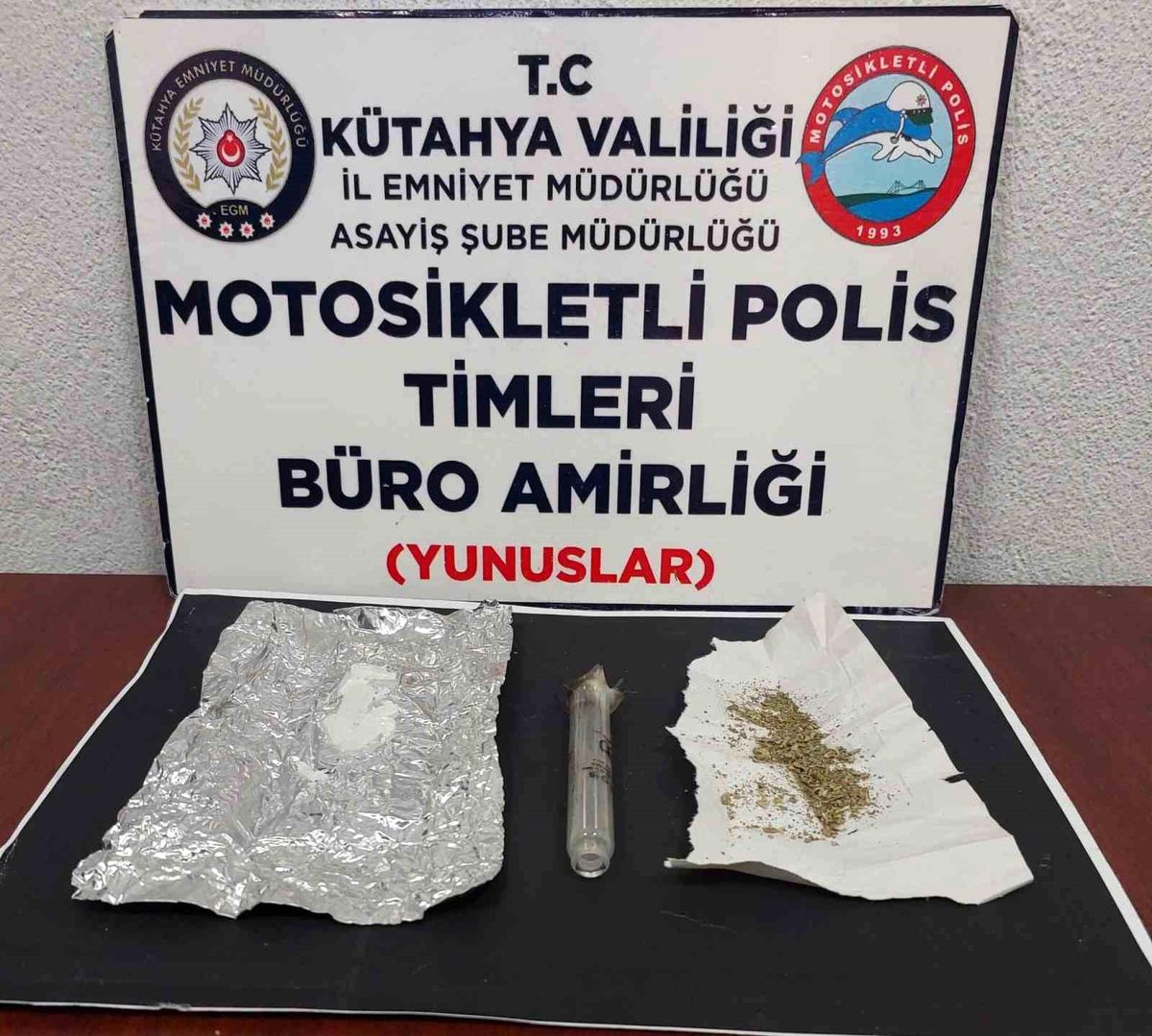Kütahya\'da Motosikletli Polis Timleri Şahsın Aracında Uyuşturucu Ele Geçirdi