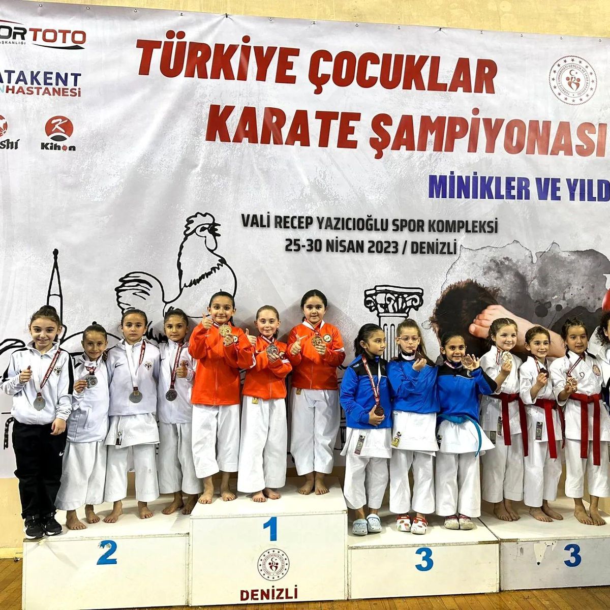 Kütahyalı çocuk sporcular Türkiye çocuklar Karate Şampiyonasında 15 derece elde etti