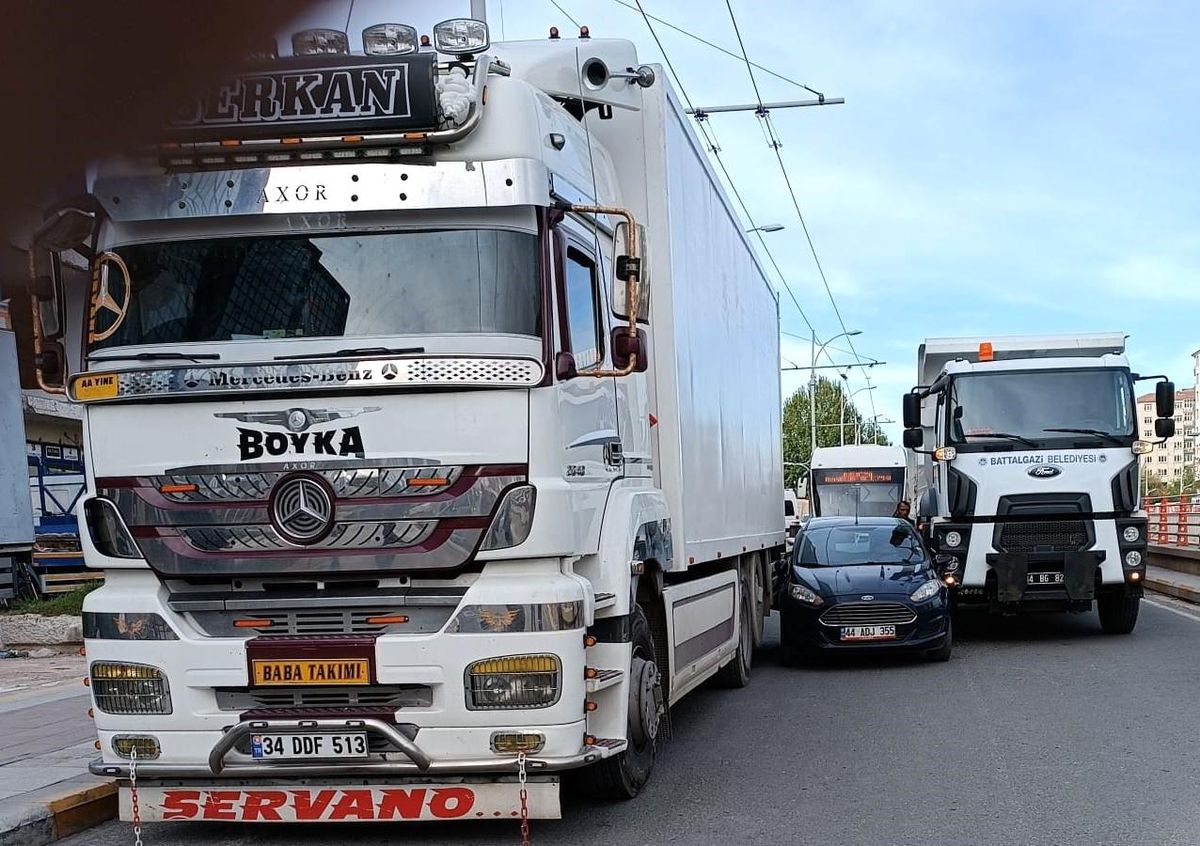 Malatyada iki aracın arasında kalan otomobil trafiği felç etti
