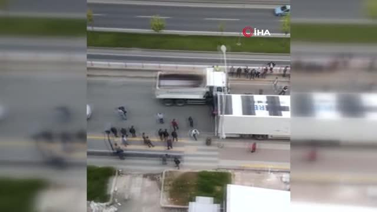 Malatya\'da ilginç kaza: Seyir halindeki iki aracın arasına sıkışan otomobil trafiği felç ettifiği felç etti