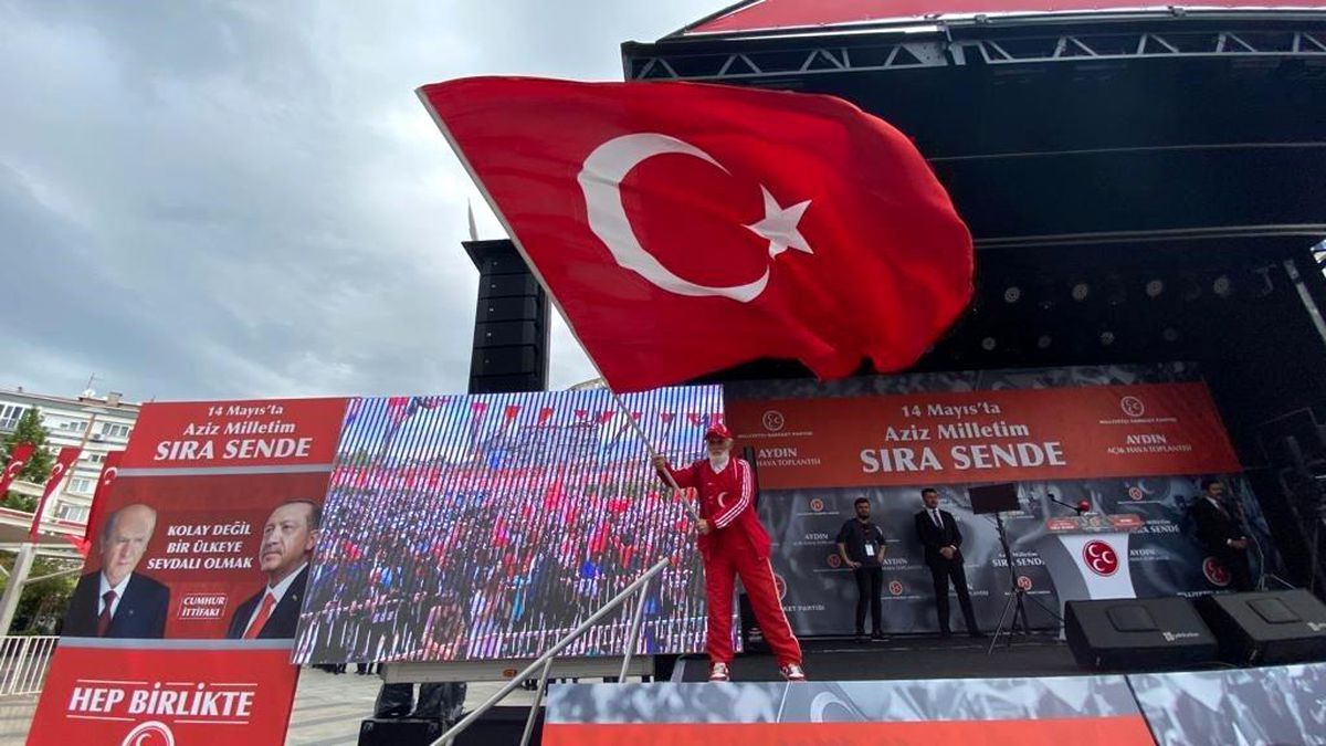 MHP\'nin sembol ismi Bayrak Dede Aydın mitinginde vatandaşları coşturdu