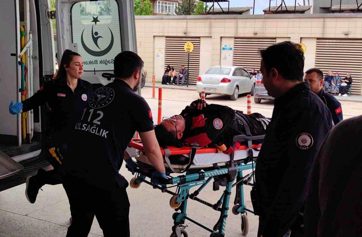 Bursa\'da minibüsle çarpışan motosikletli polis yaralandı