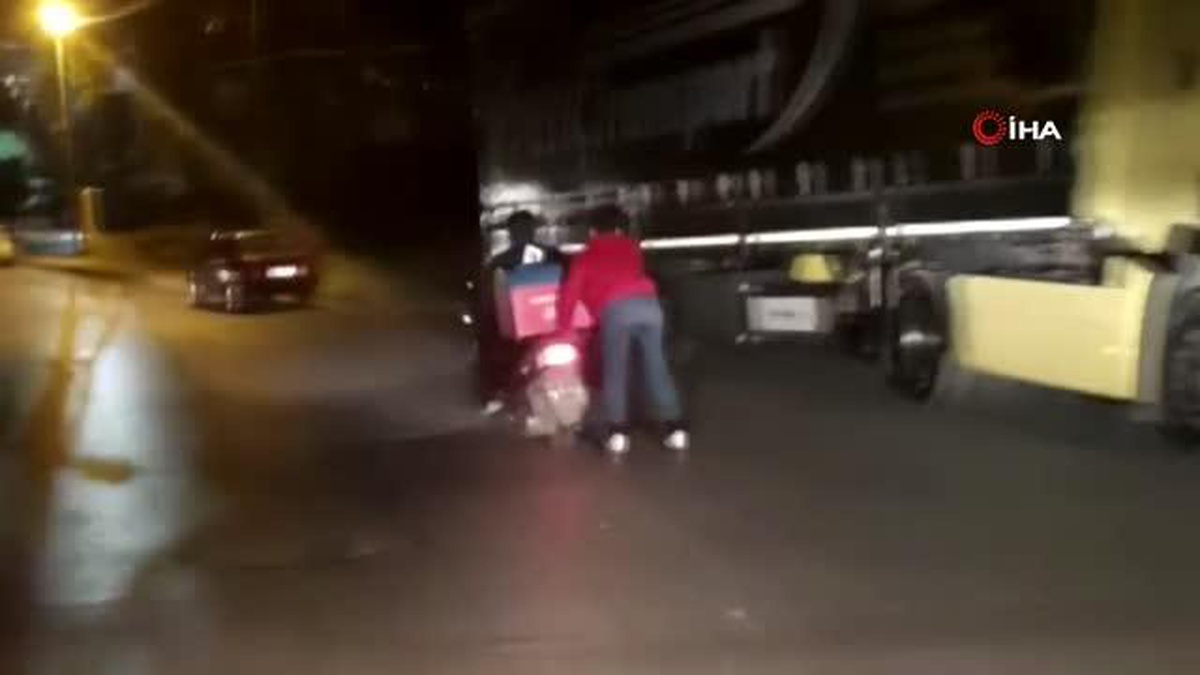 Motosiklete tutunup metrelerce yolculuk yaptı tehlikeli anlar böyle görüntülendi