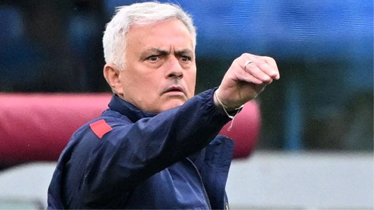 Jose Mourinho, basın toplantısında cebinden çıkardığı ses kayıt cihazıyla hakeme çıkıştı: Kendimi korudum