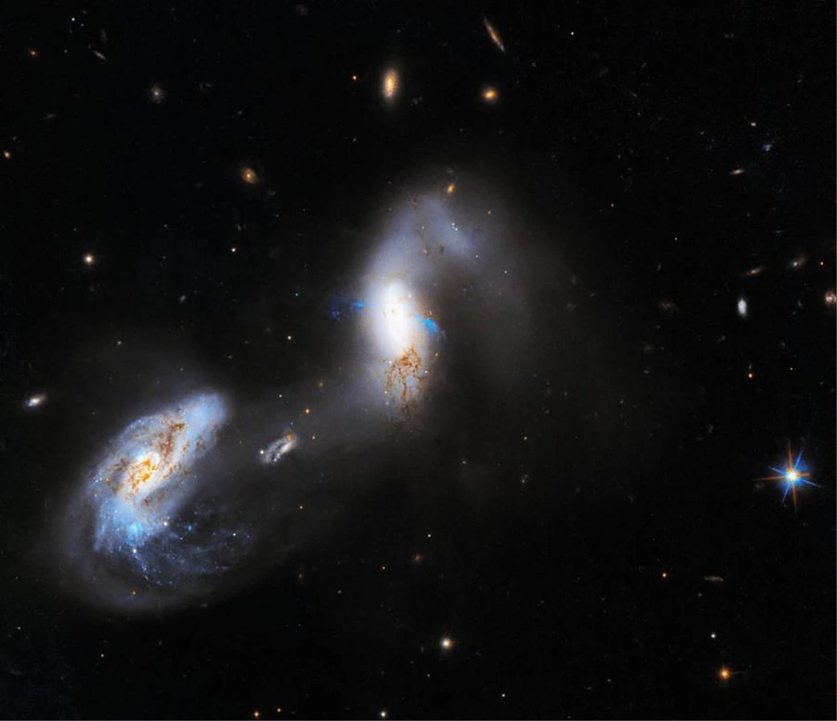 Nasanın Hubble Uzay Teleskobu Olağanüstü Parlak Galaksileri Fotoğrafladı