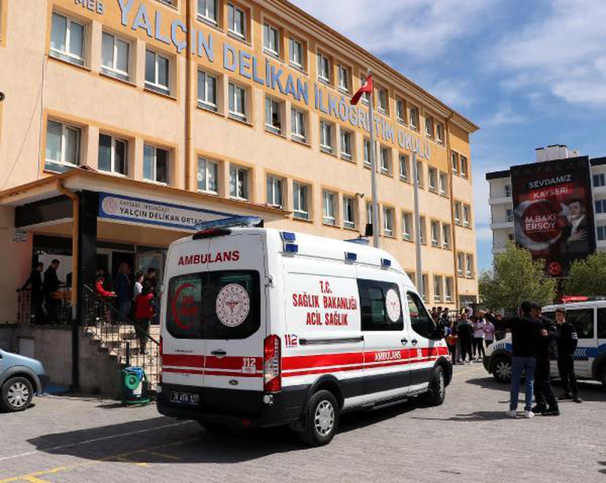 Kayseri\'de ortaokulda kavga: Kız öğrenci bıçaklandı