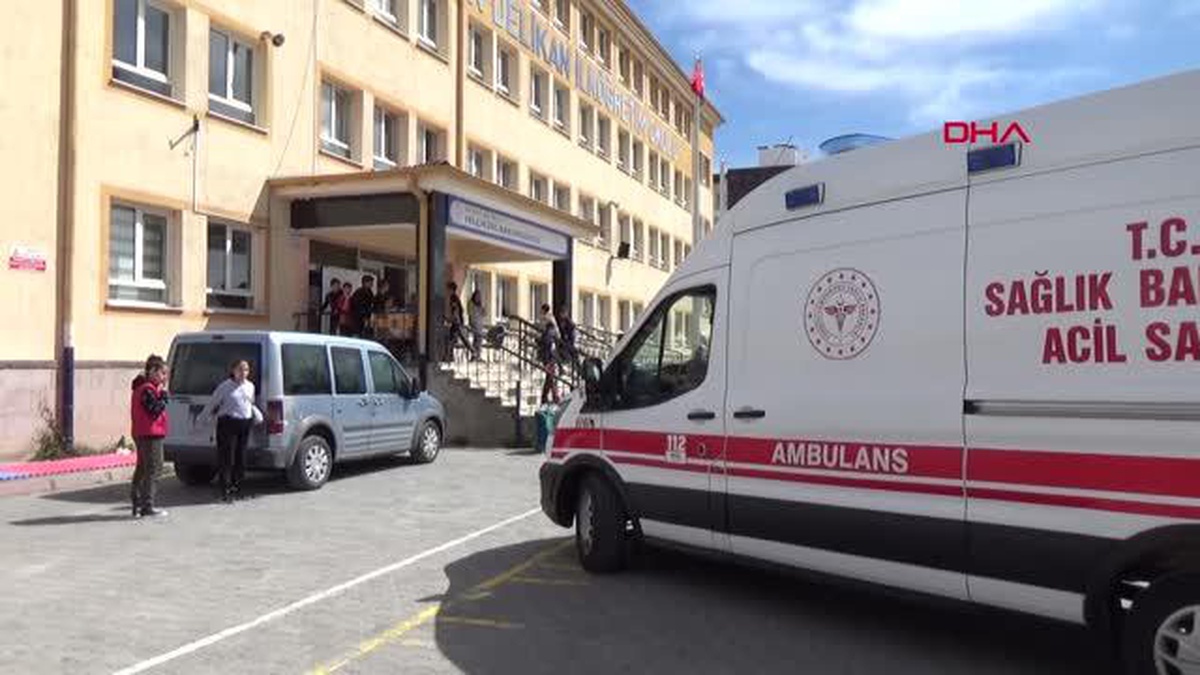 Kayseri\'de Ortaokulda Kavga: Borç Para Vermeyen Kız Öğrenci Bıçaklandı