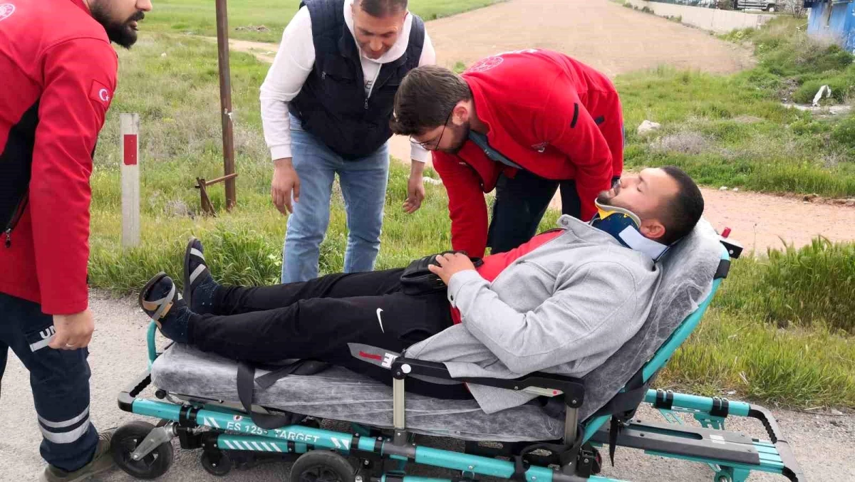 Aksaray\'da Otomobil Kamyonete Çarptı: 2 Yaralı