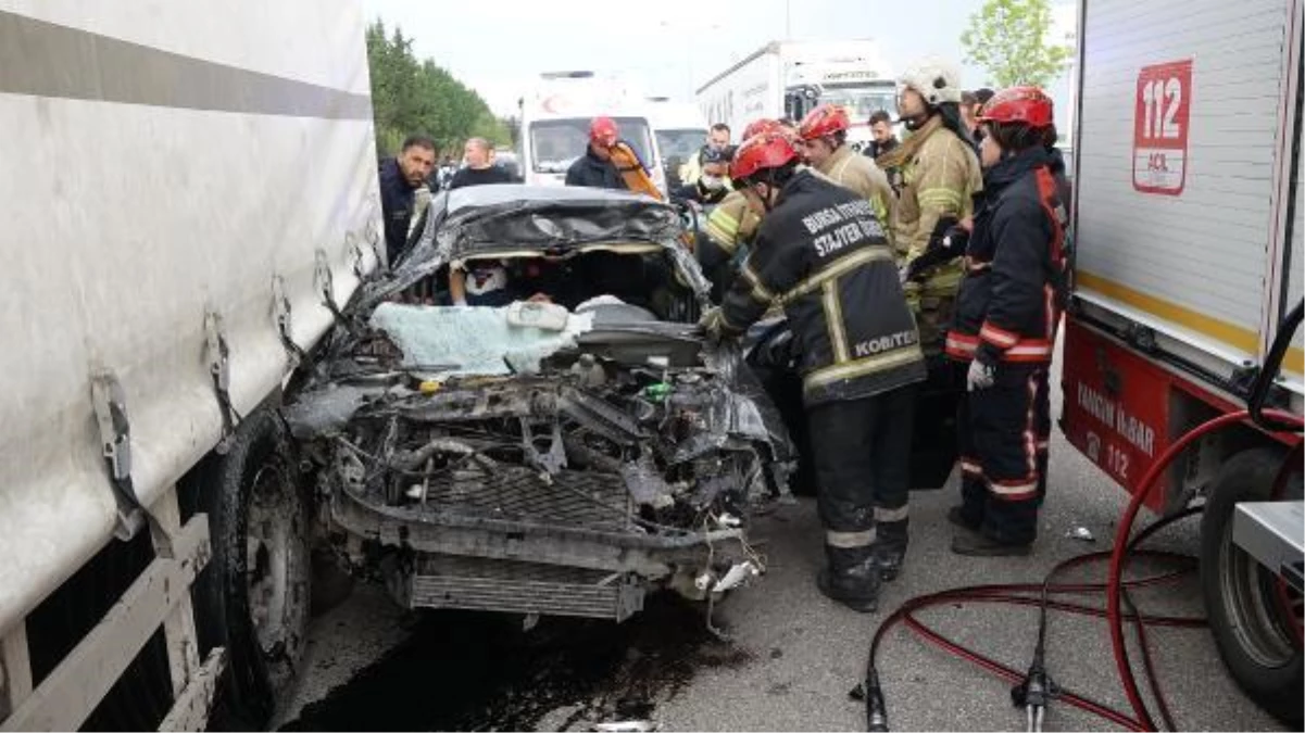 Bursa\'da TIR\'a Arkadan Çarpan Otomobilde 2 Kişi Ağır Yaralandı