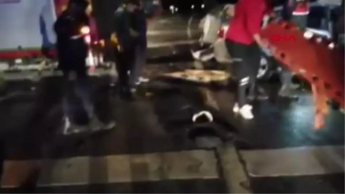 Sakarya\'da Kafa Kafaya Çarpışan Otomobillerde 4 Kişi Hayatını Kaybetti