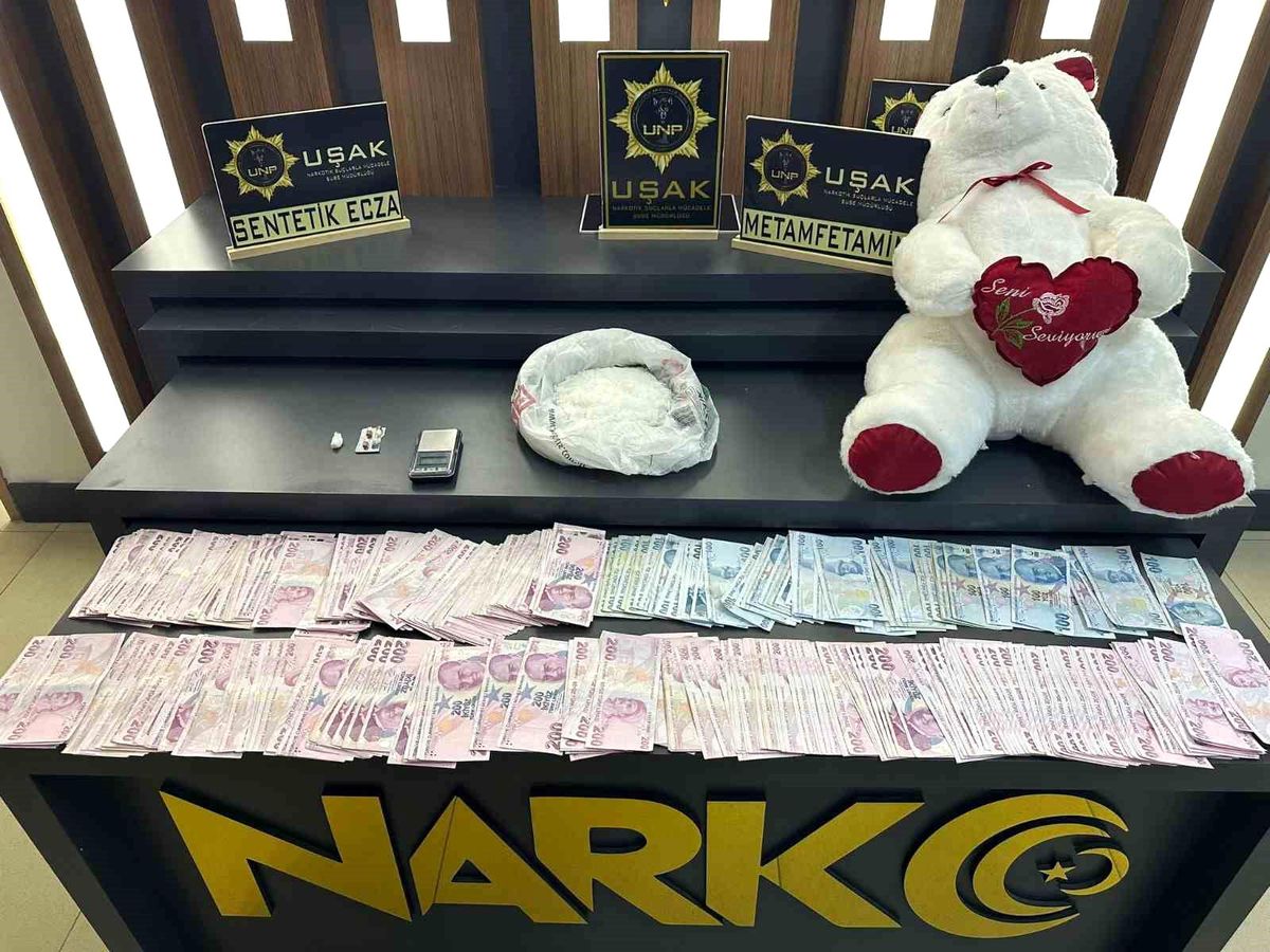 Uşak\'ta Peluş Ayı Oyuncak İçerisinde Uyuşturucu Ticareti Yapan 3 Şüpheli Tutuklandı