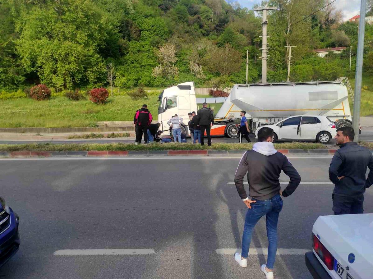 Zonguldak\'ta Otomobil ve Motosiklet Çarpıştı: Bir Yaralı