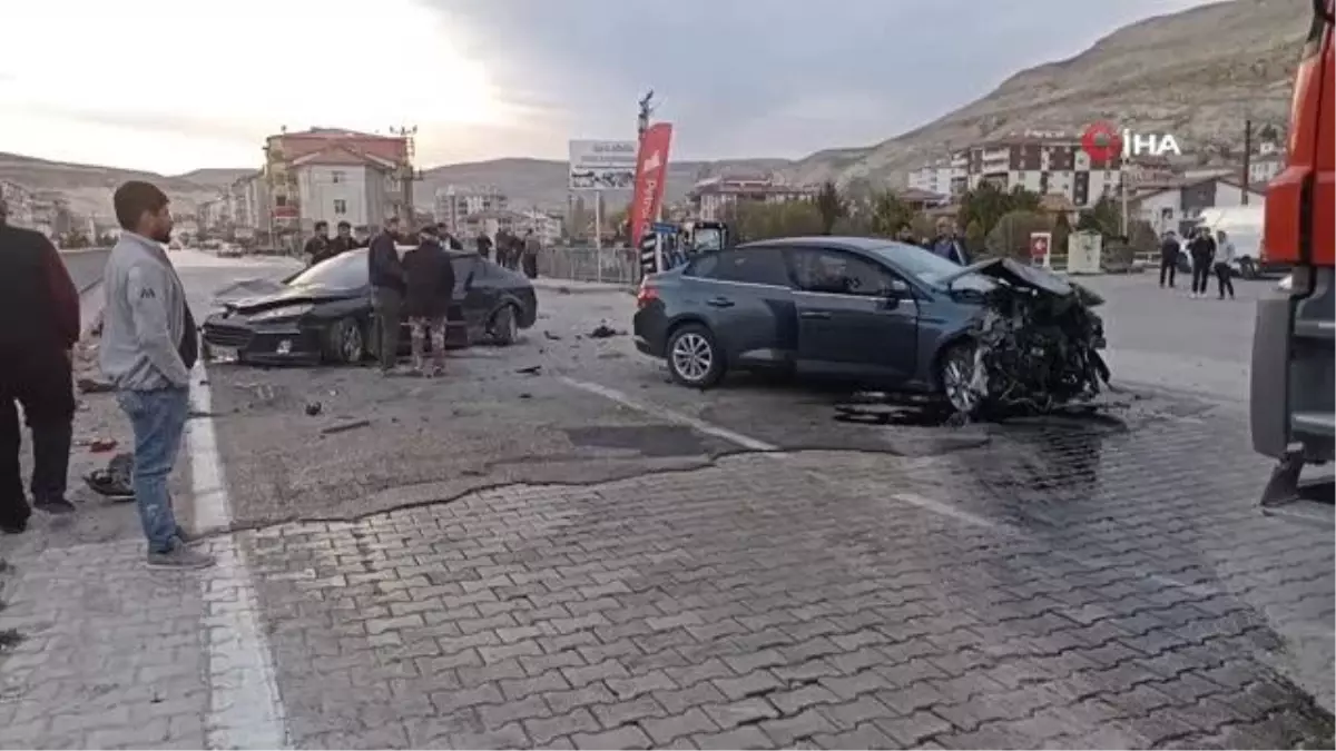 Sivasta otomobiller kafa kafaya çarpıştı sürücülerin burnu bile kanamadı