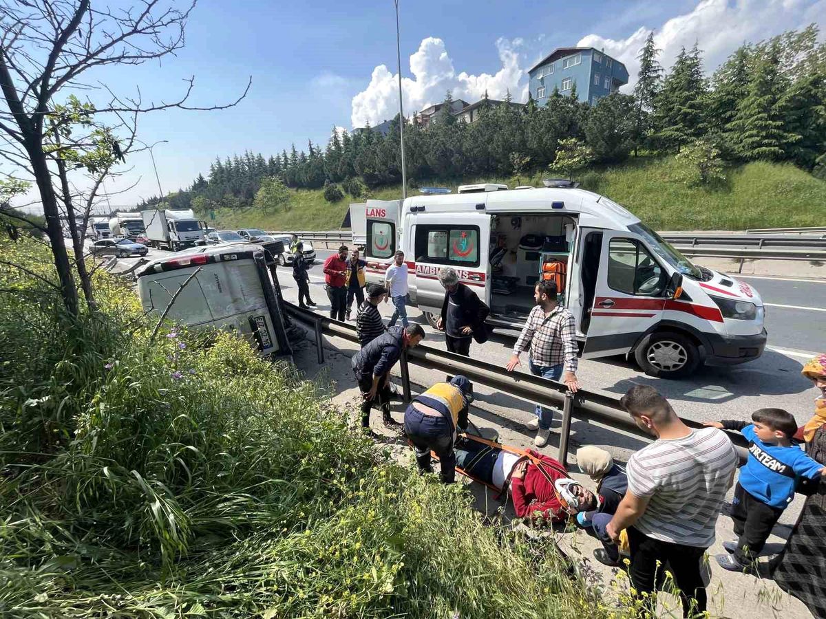 TEM Otoyolu Kocaeli Geçişinde Panelvan Takla Attı: 2 Yaralı