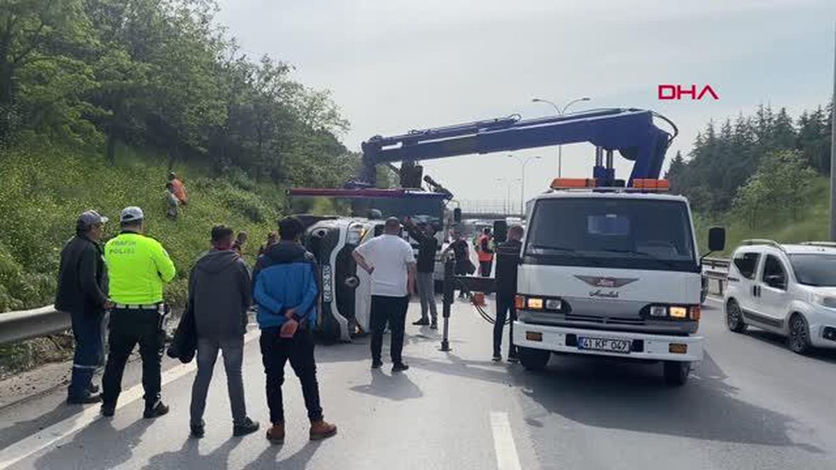 Kocaeli Derince\'de Minibüs Kazası: 2 Yaralı
