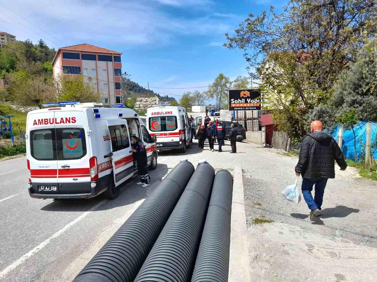 Sinop\'ta 2 Otomobil Çarpıştı: 3 Kişi Yaralandı