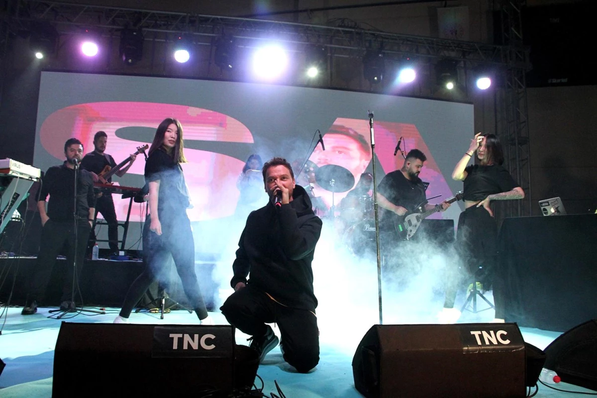 Ünlü Şarkıcı Sinan Akçıl Gençlik Konserleri kapsamında Manisa\'da sahne aldı