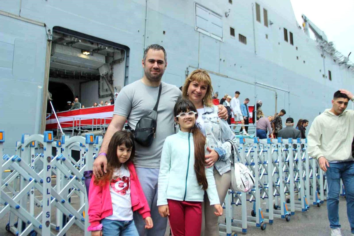 TCG Anadolu, İzmir\'de yoğun ilgiyle karşılandı