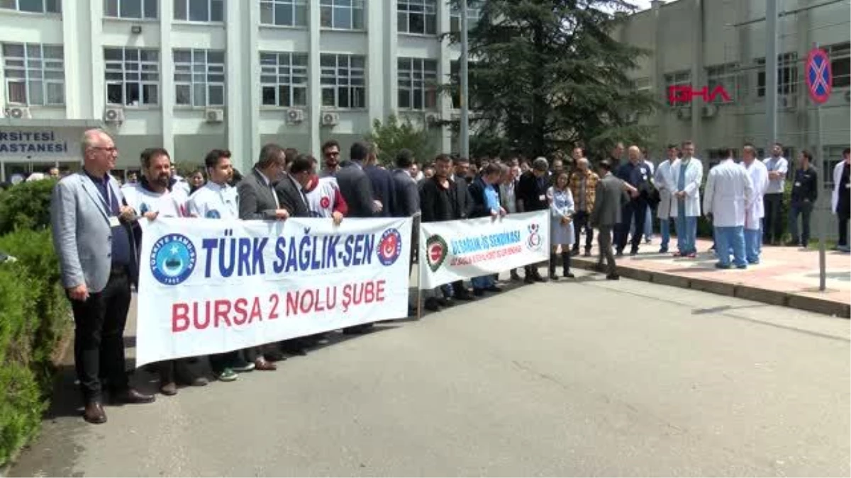 Profesör Darbedildi, Sağlık Çalışanları Protesto Etti