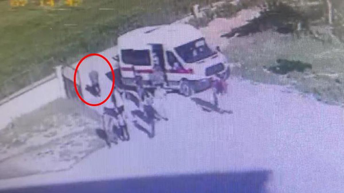 Öğrencilerin gözleri önünde yaşlı adam servisin altında kalarak can verdi!