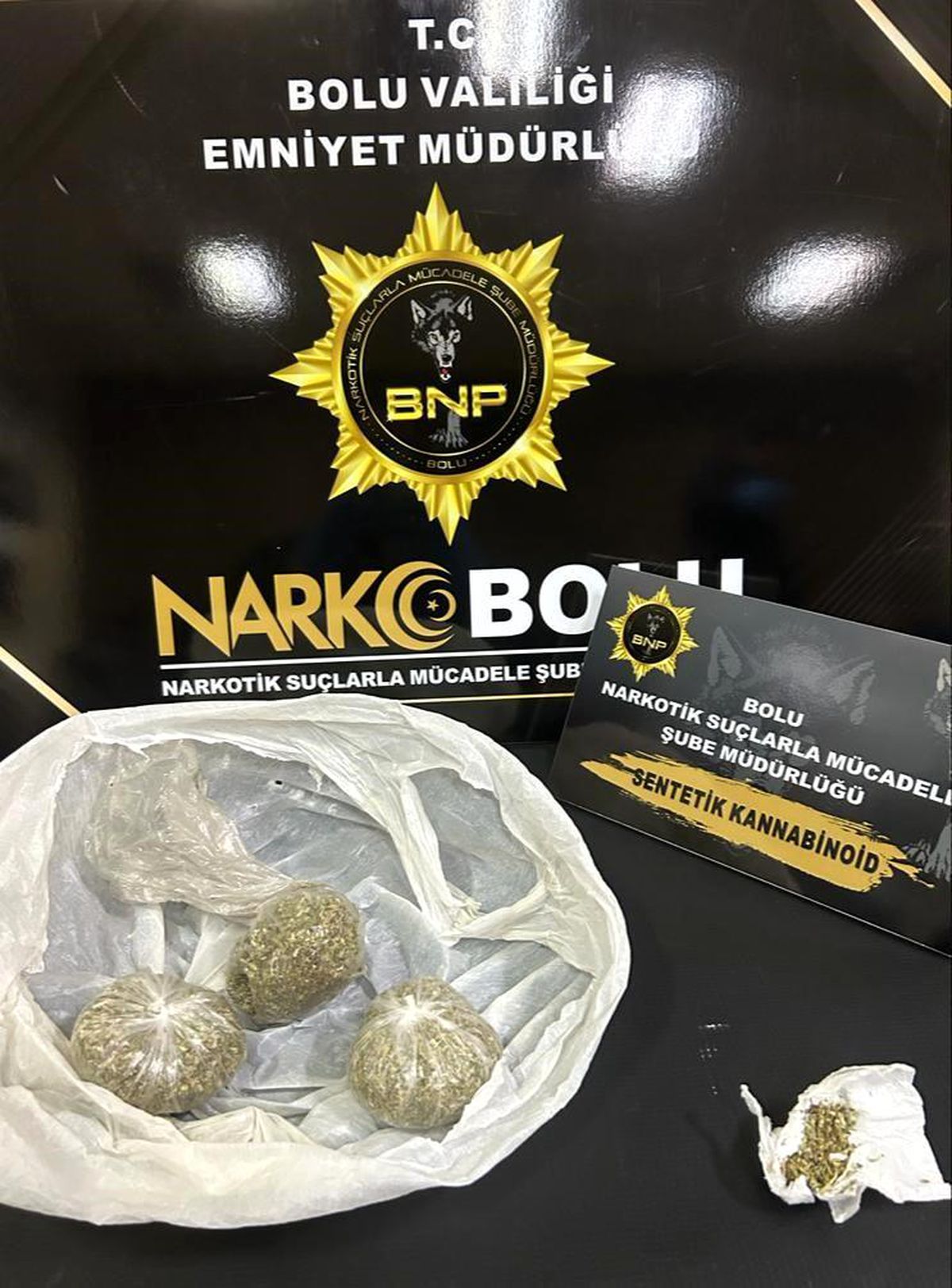 Boluda Narkotik Polis Ekipleri 2 Otobüste Uyuşturucu Operasyonu Düzenledi