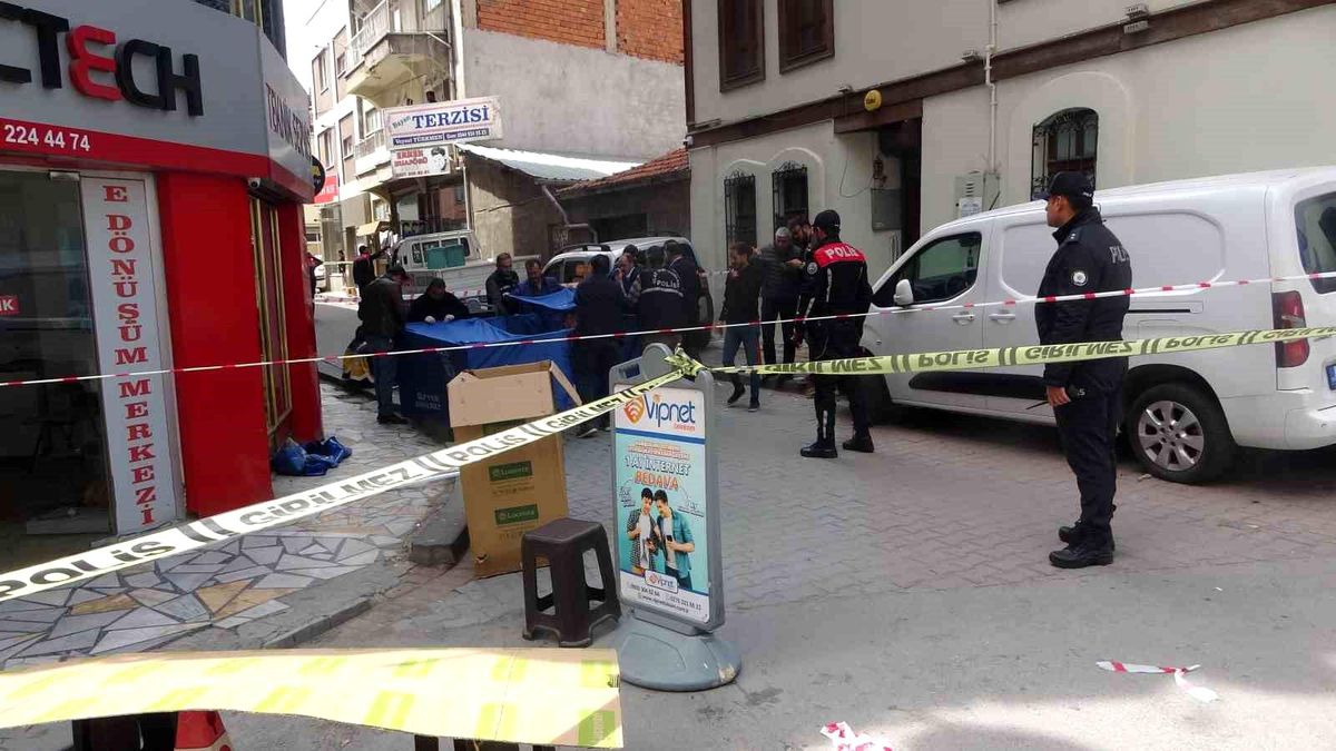 Uşak\'ta 2 aylık bebeğini 6. kattan atan annenin tedavisi sürüyor