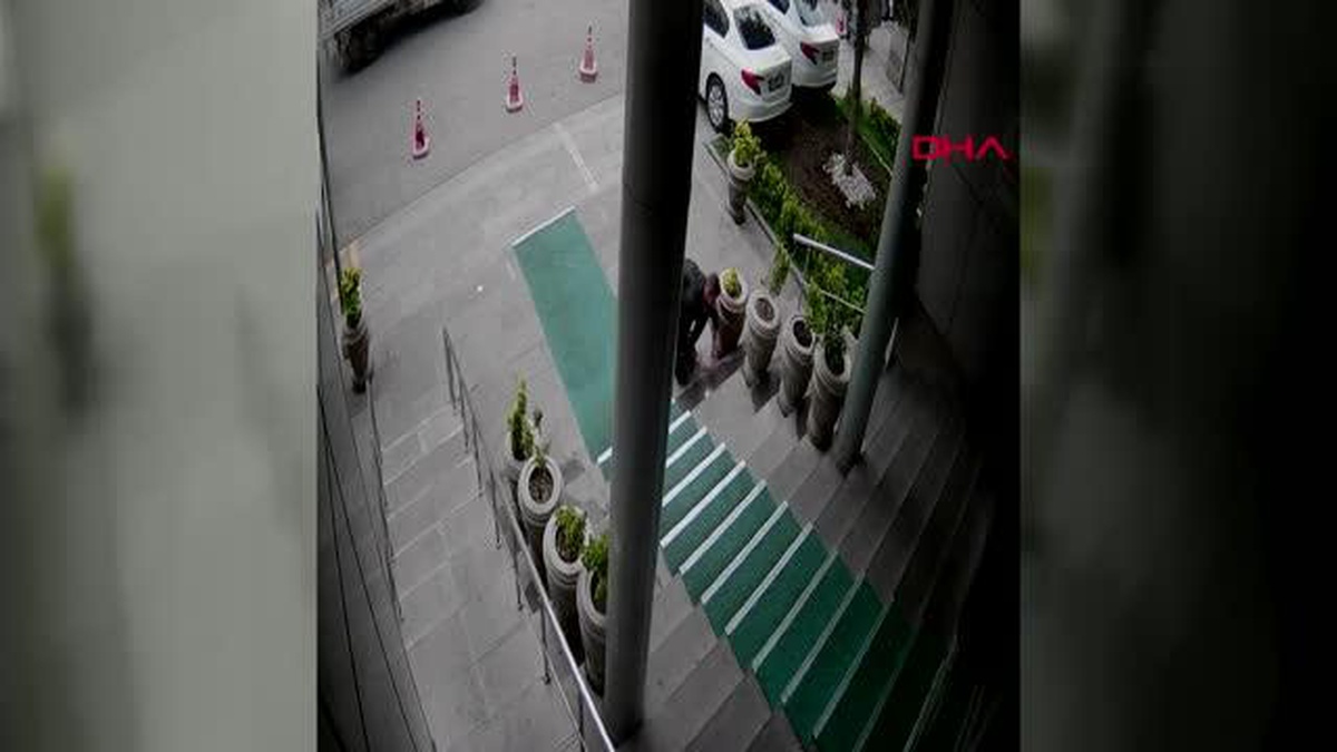Ankara\'da AK Parti İl Başkanlığına Taşlı Saldırı