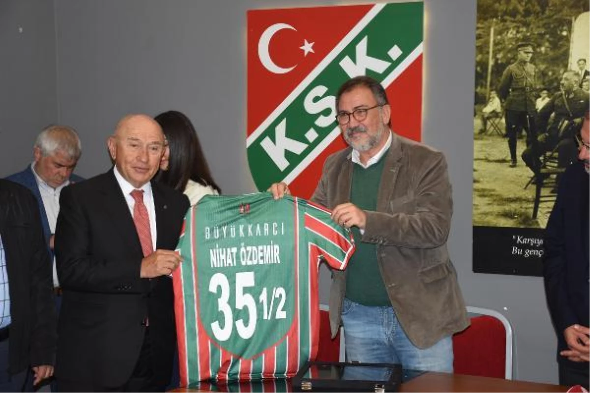 Gençlik ve Spor Bakanı Mehmet Muharrem Kasapoğlu, İzmir\'de Karşıyaka\'yı ziyaret etti