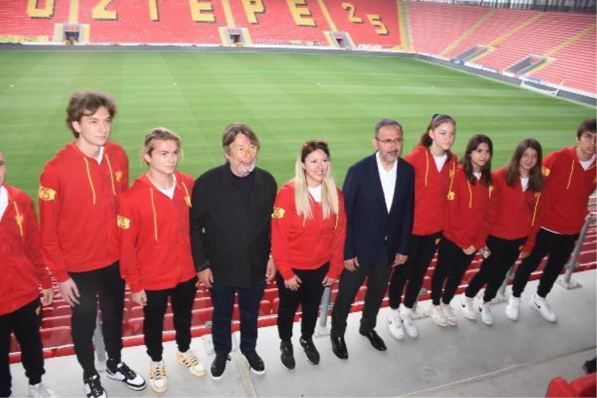 Gençlik ve Spor Bakanı Mehmet Kasapoğlu, Göztepe Spor Kulübü\'nü ziyaret etti
